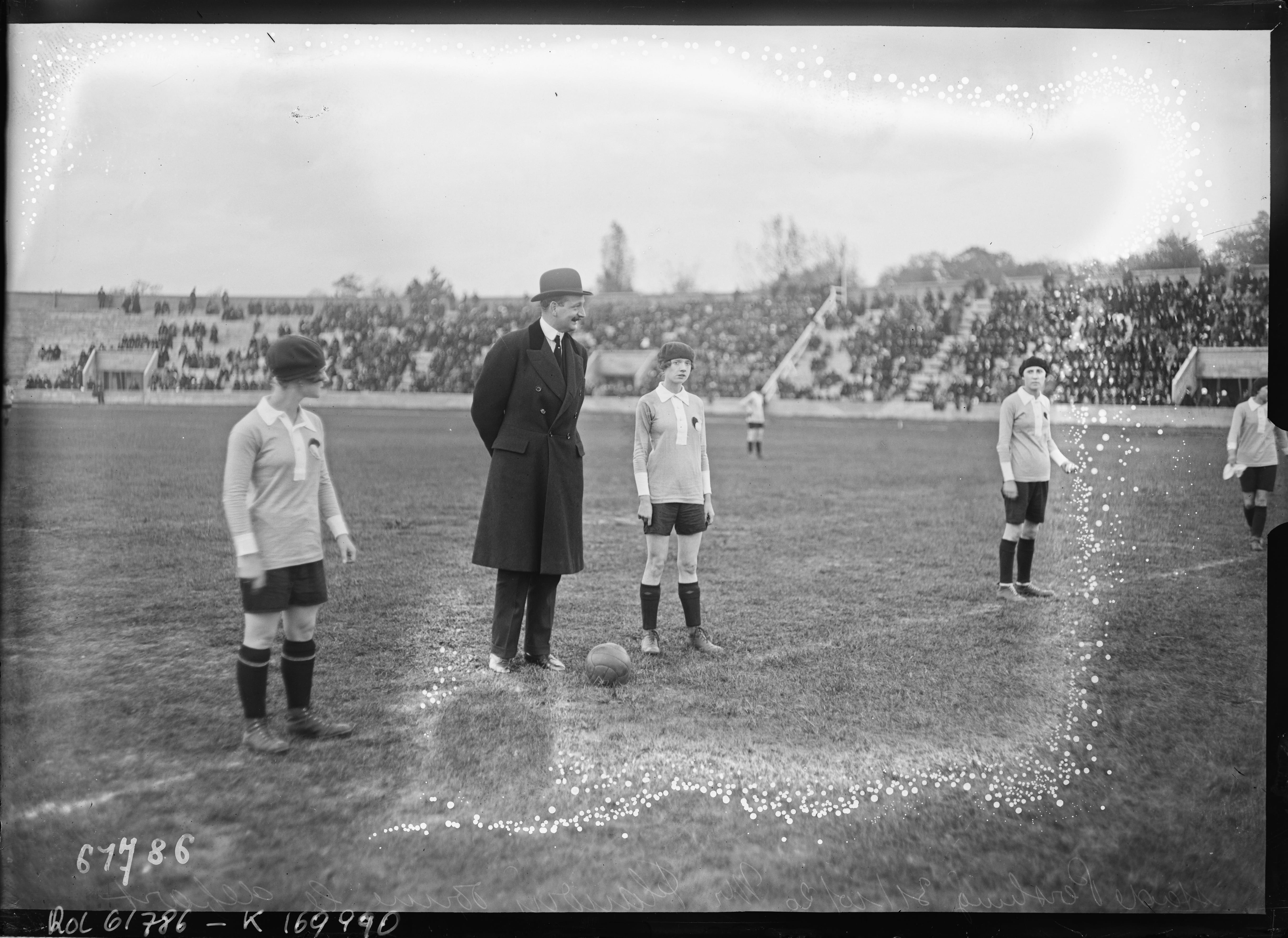 The Kick-Off, Paris, 31 October 1920 — glass plate negative, Agence Rol, 31 October 1920, Agence Rol, 1920